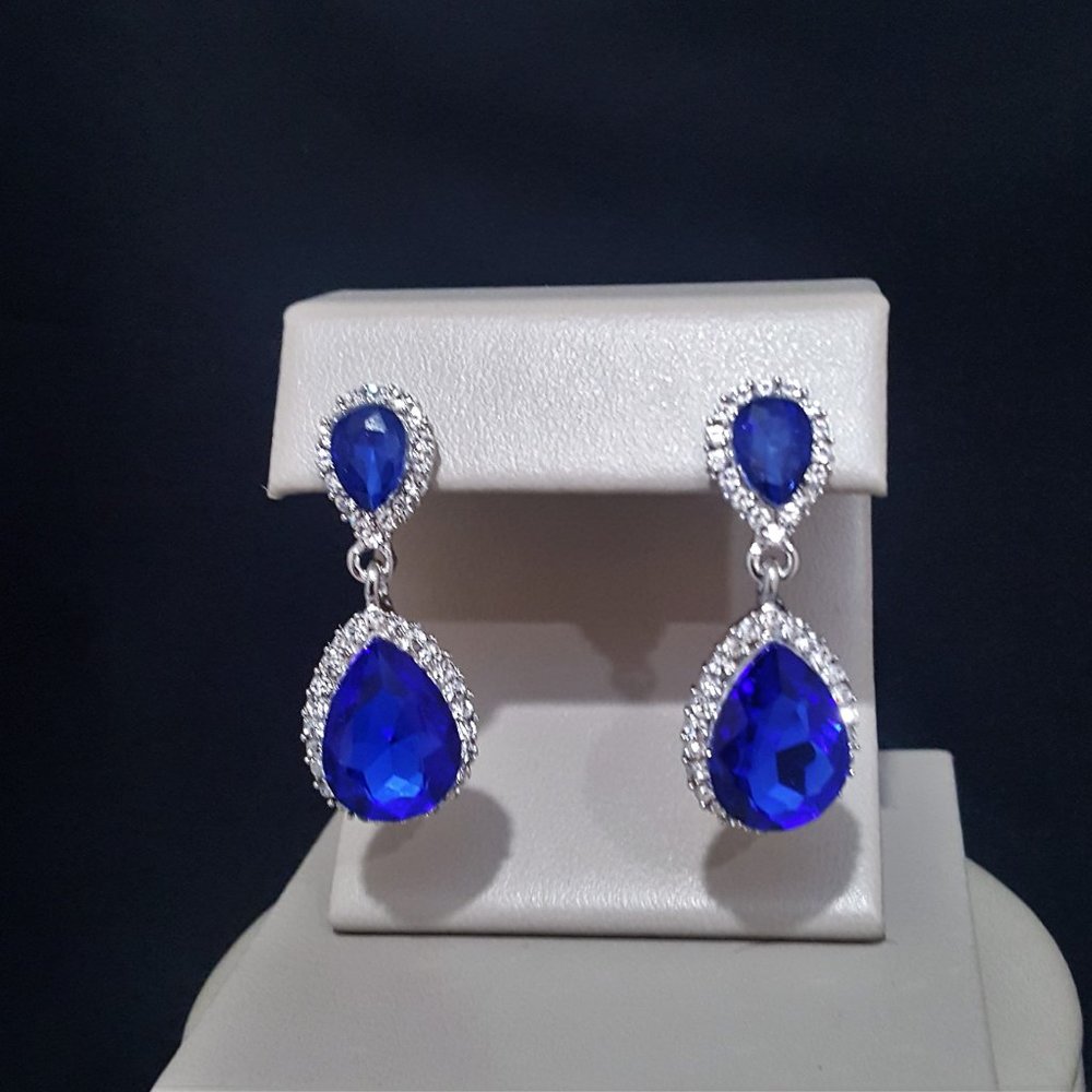 BRILLIANT BLUE AUSTRIAN CRYSTAL TEAR DROP EARRINGS - Picture 4 of 4